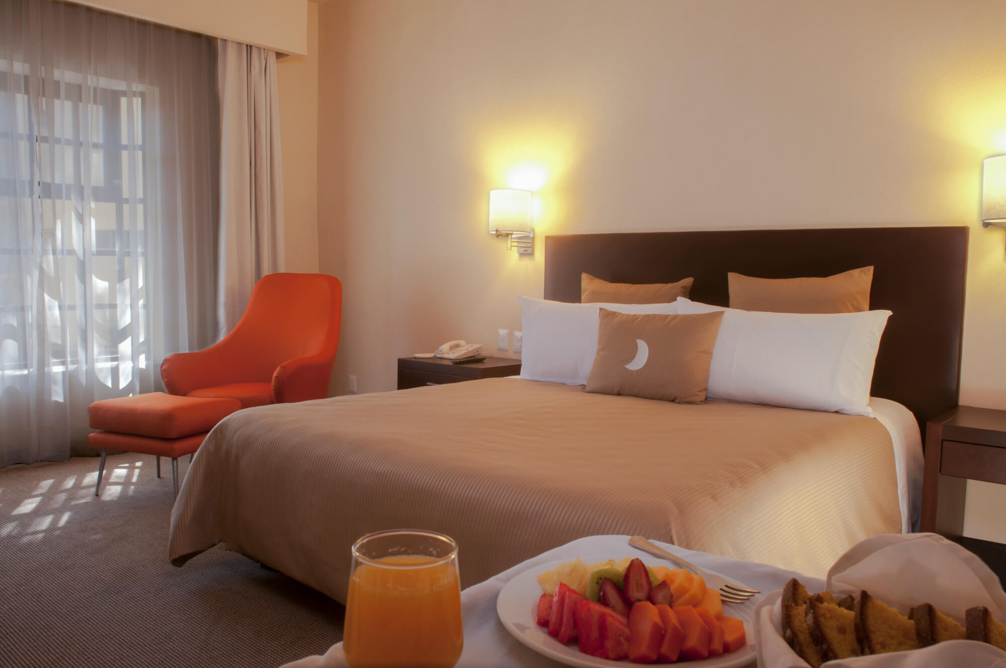 hotel-rocoval-san-cristobal-habitacion-cama-king-desayuno