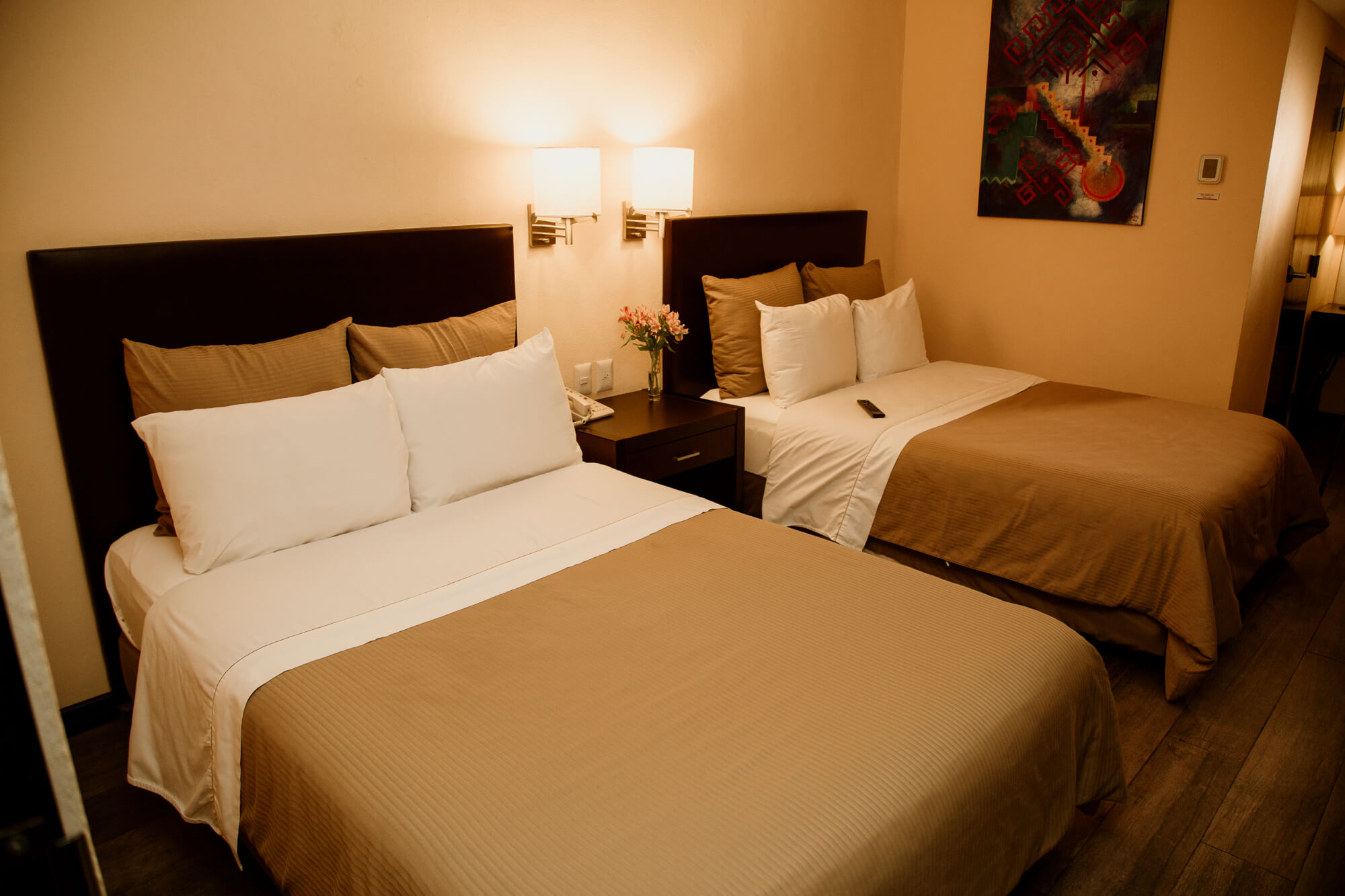 hotel-rocoval-san-cristobal-habitacion-dos-camas-matrimoniales-2