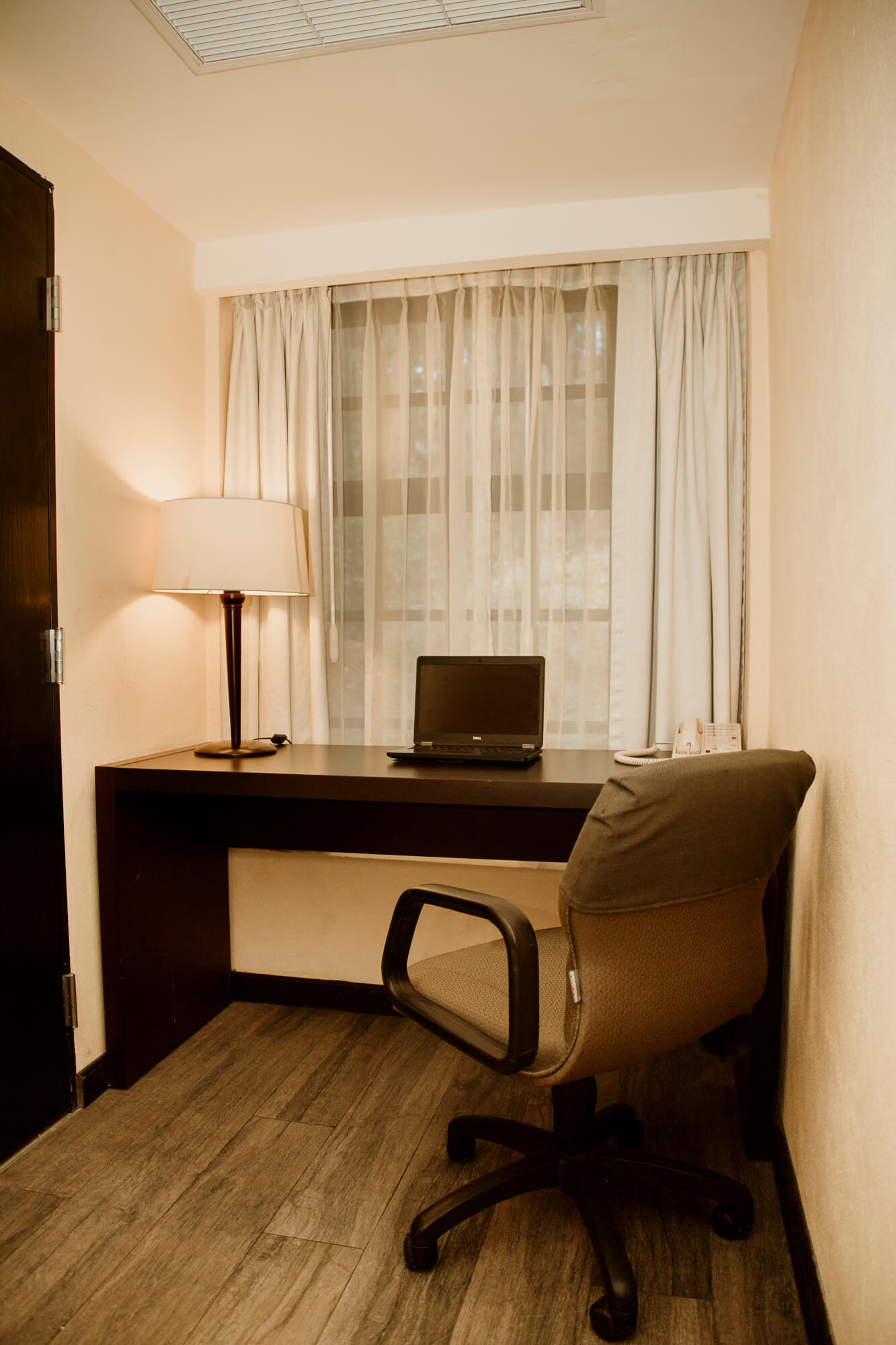 hotel-rocoval-san-cristobal-habitacion-escritorio